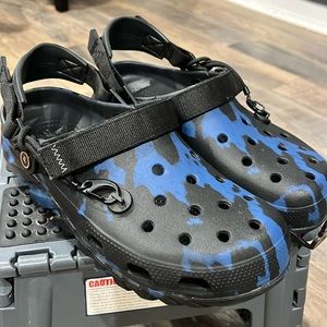 Like new men’s crocs! Size 10.
